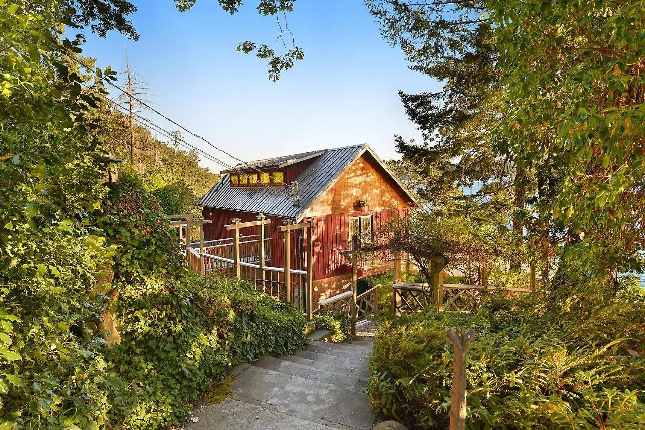 Salishan Tree House Suite Cowichan Bay Canada