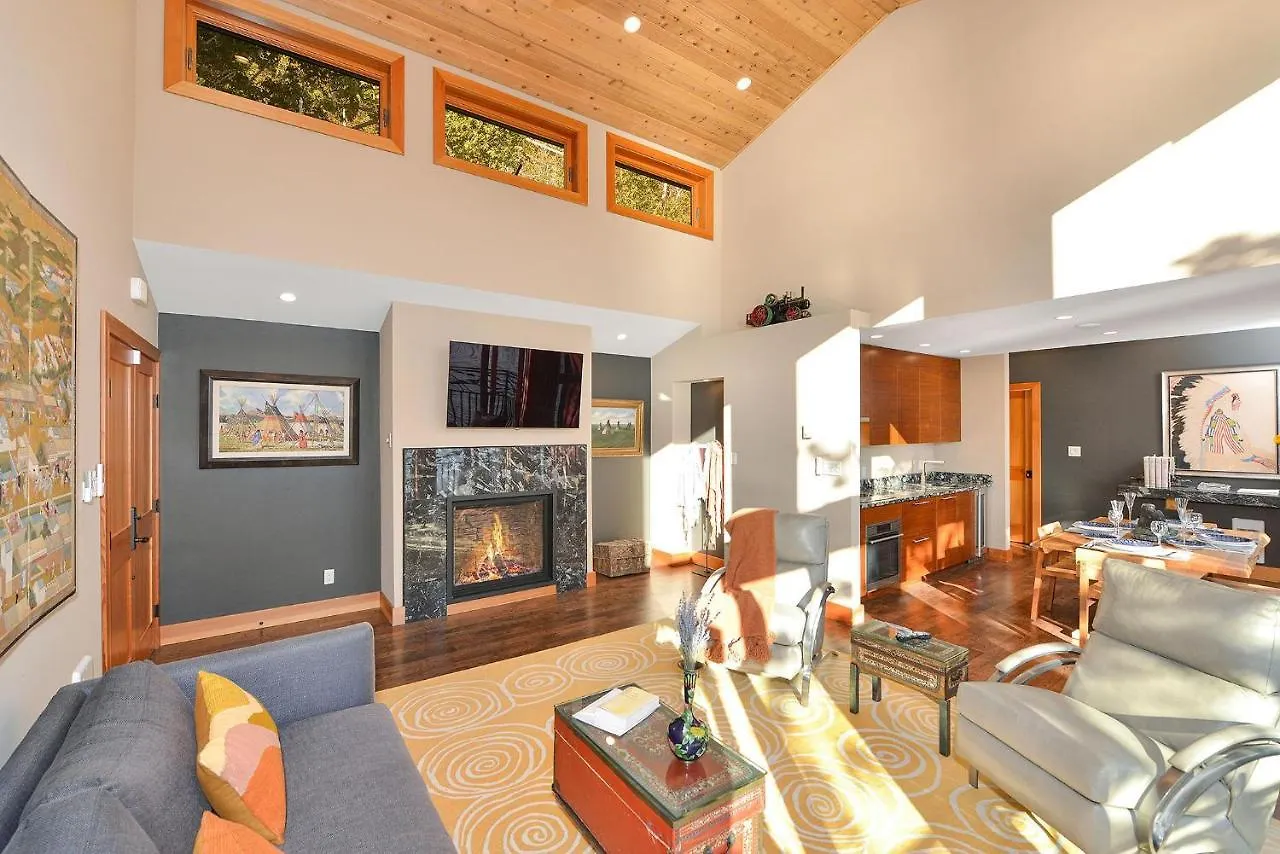 Salishan Tree House Suite Cowichan Bay