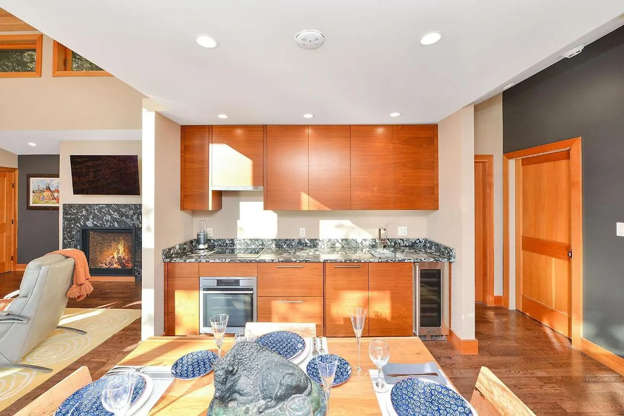 Salishan Tree House Suite Cowichan Bay
